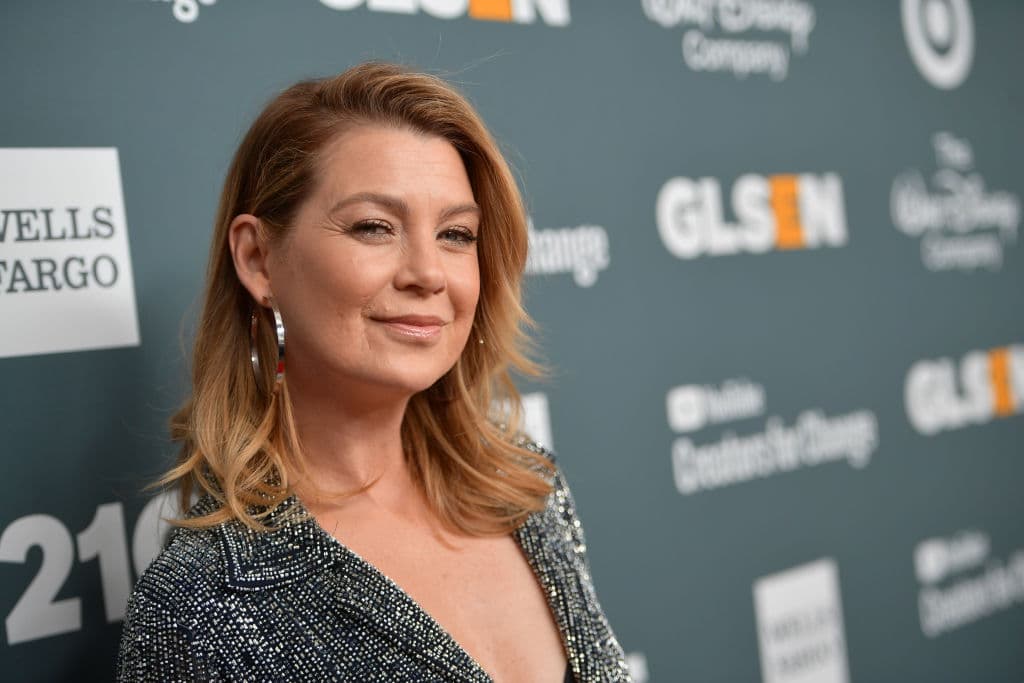 En la vida real, lo que pasó fue que Ellen Pompeo estaba embarazada y los guionistas no creyeron que hubiera manera de incorporar esa experiencia a la trama. Al principio solo le pusieron ropa más grande, pero eventualmente se tuvo que ausentar del set.
