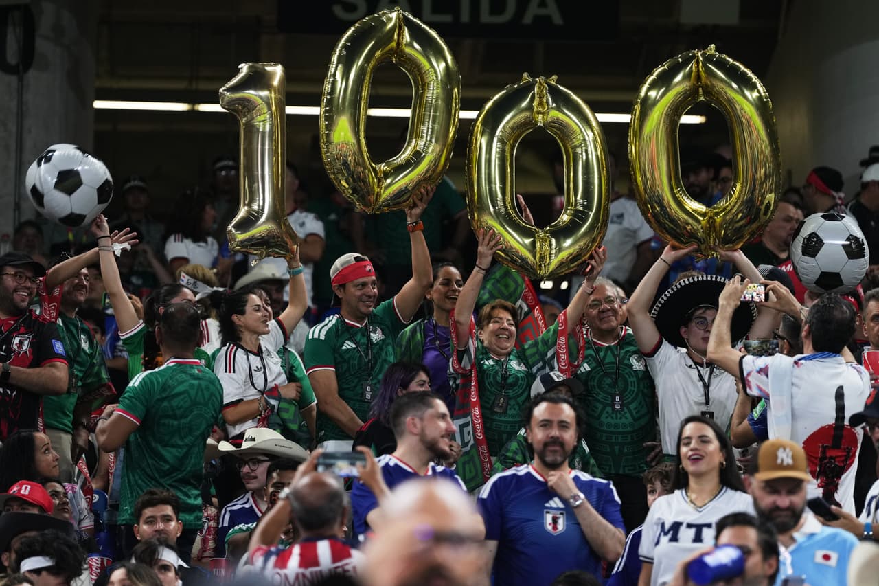Aficionados sostienen globos para conmemorar el partido número 1000 de la Copa Mundial antes del encuentro de fútbol del Grupo F entre Túnez y Japón en Guadalupe, cerca de Monterrey, México, el sábado 20 de junio de 2026.