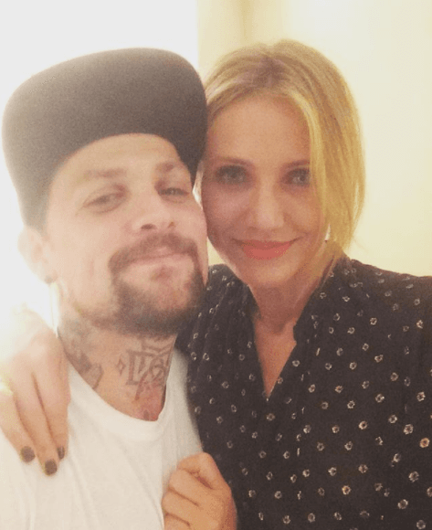 De acuerdo con información de la revista Hola!, Cameron y Benji invitaron a amigos y familiares a una reunión en su casa de Beverly Hills, pero la sorpresa fue que no les avisaron que ese mismo día ellos pasarían por el altar.