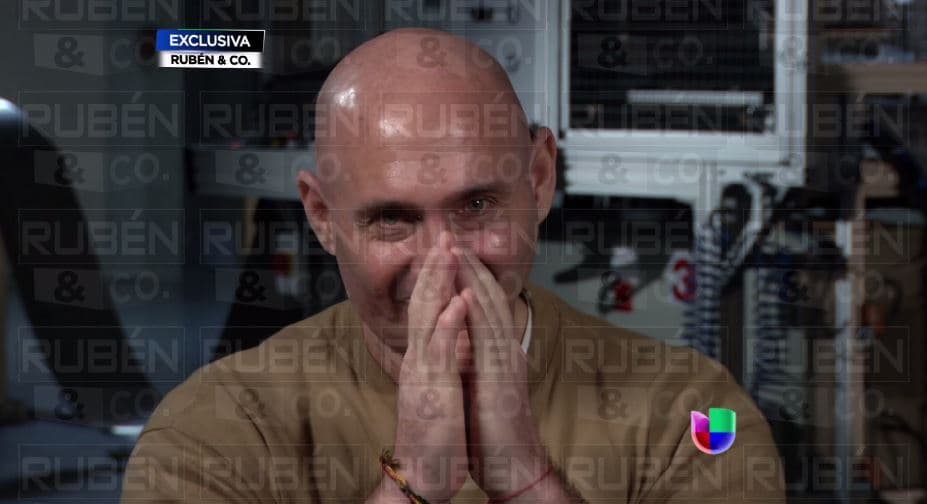 Mirando fijamente a la cámara, le envió un mensaje a una mujer, cuyo nombre mantuvo en secreto. “Gracias por creer en mí, por estar conmigo y apoyarme. Por tu lealtad, tu amor incondicional y tu apoyo. Te amo.