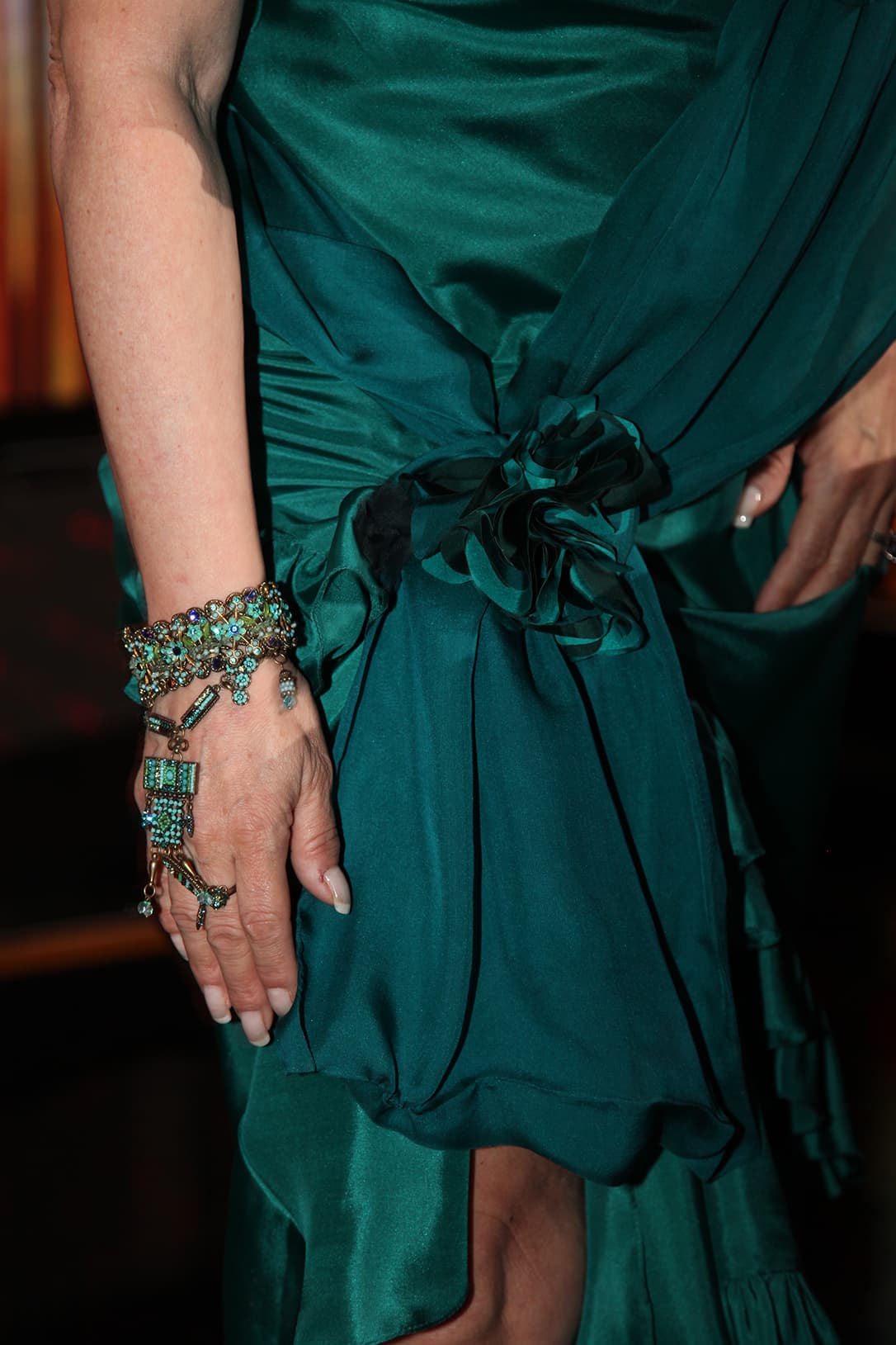 La joyería fue en la misma tonalidad. Este brazalete-anillo debió ser ajustado a la mano de la jueza.