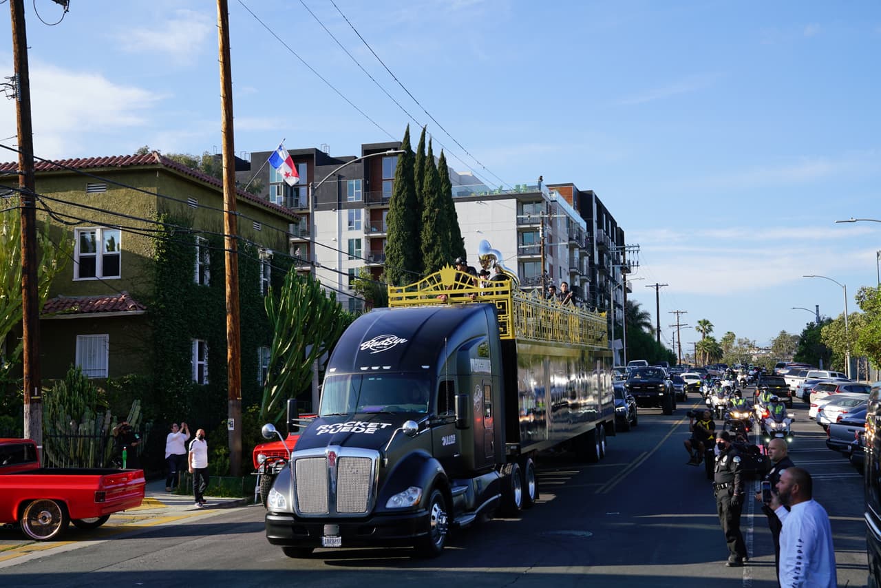 El cantante de corridos se subió arriba de un camión y salió desde el 'art district' en Downtown Los Ángeles.