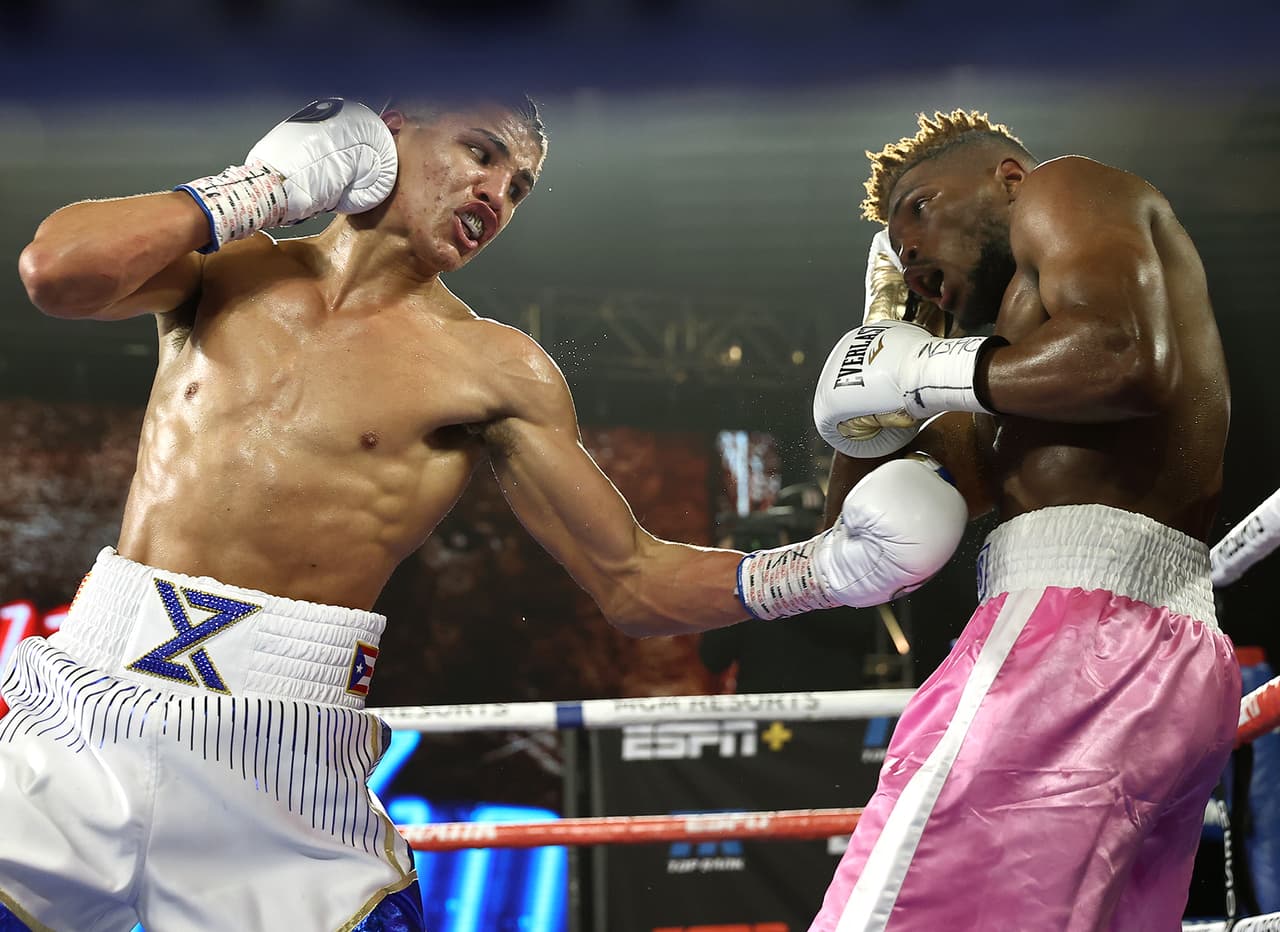 Xavier Zayas venció en el sexto asalto, por decisión unánime, a James Martin en combate de peso welter.