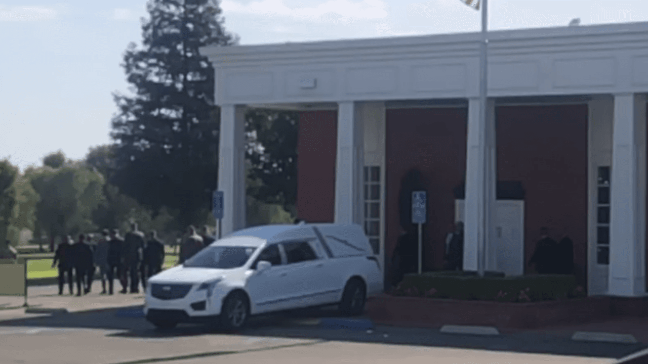 La carroza transportó el cuerpo del agente que
<a href="https://www.univision.com/local/fresno-kftv/asi-vivio-enfrentamiento-rehenes-dejo-cinco-muertos-oficial-philip-campas-wasco">murió en cumplimiento del deber</a> mientras atendía el reporte de auxilio en la casa de la familia Ramírez.
<br>