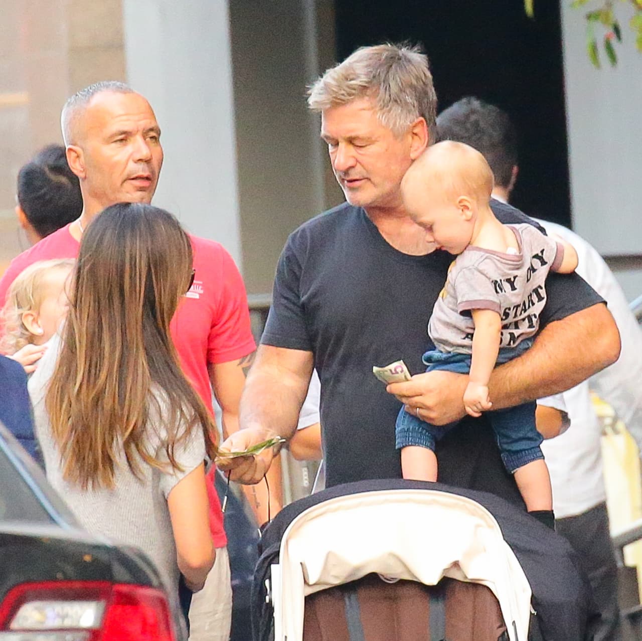 El actor se encargó de llevar en brazos a Rafael.