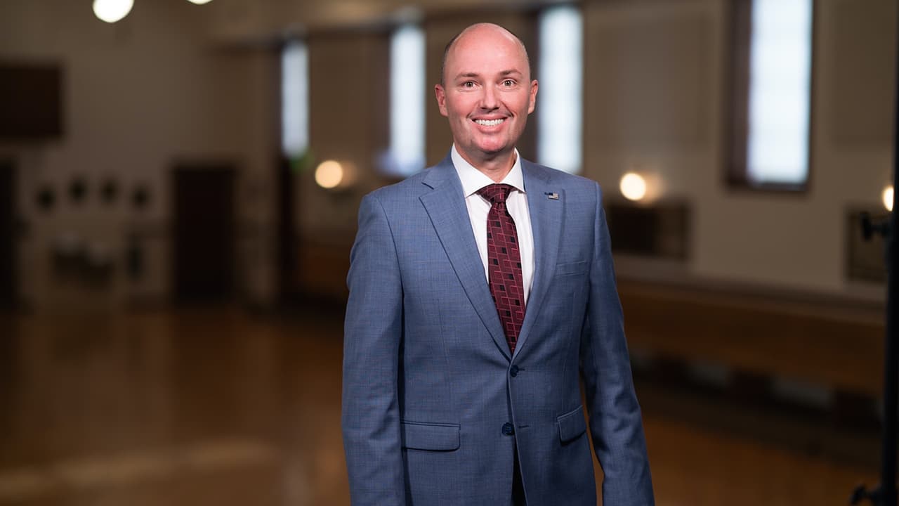 Gobernador Cox dice que vetará ley de becas escolares de llegar a su escritorio