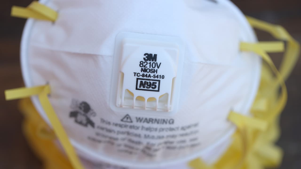 El doctor Alejandro Sánchez asegura que cuando estas mascaras están sucias o mojadas son menos eficientes, por lo que recomienda tirarlas y usar una nueva. Señala que las mascarillas son de uso personal e intransferible.