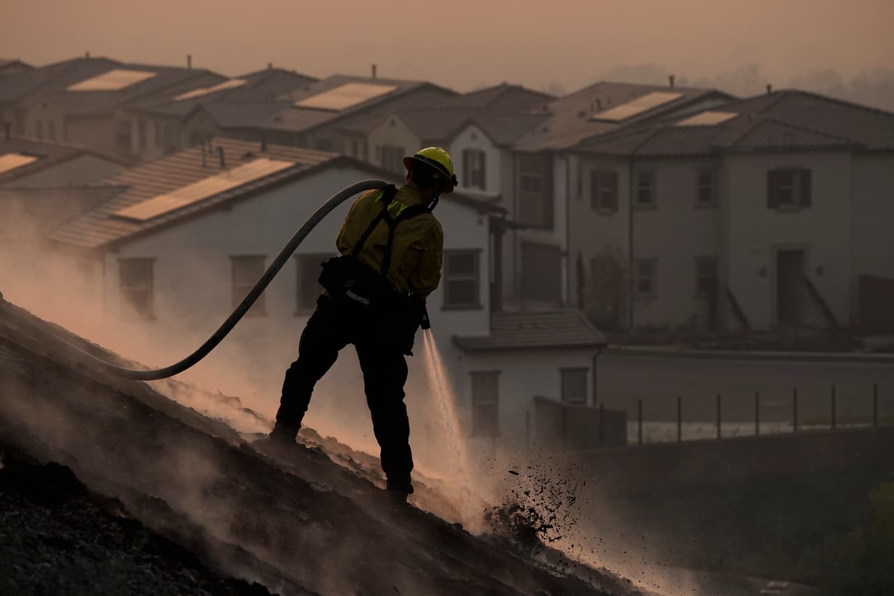 Cerca de 100.000 están bajo órdenes de evacuación debido a la amenaza del incendio Silverado.