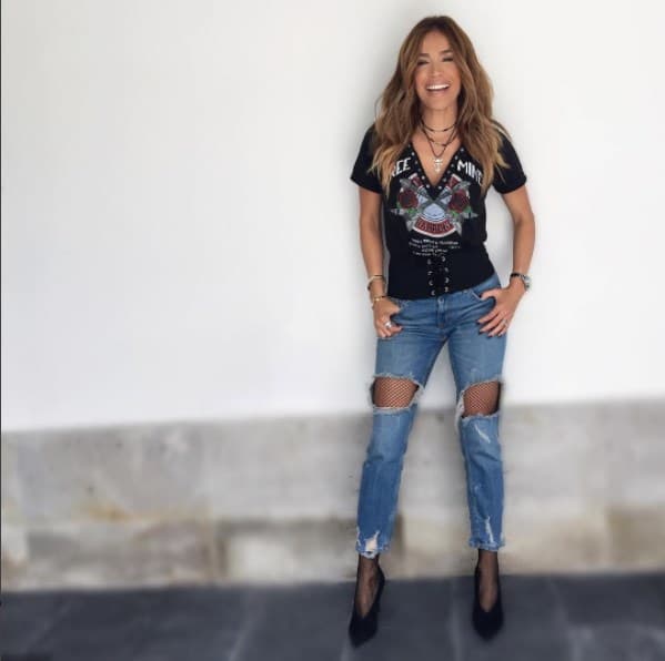 Usar jeans rotos o rasgados le dan un toque divertido a cualquier outfit y te harpan lucir como toda una fashionista.