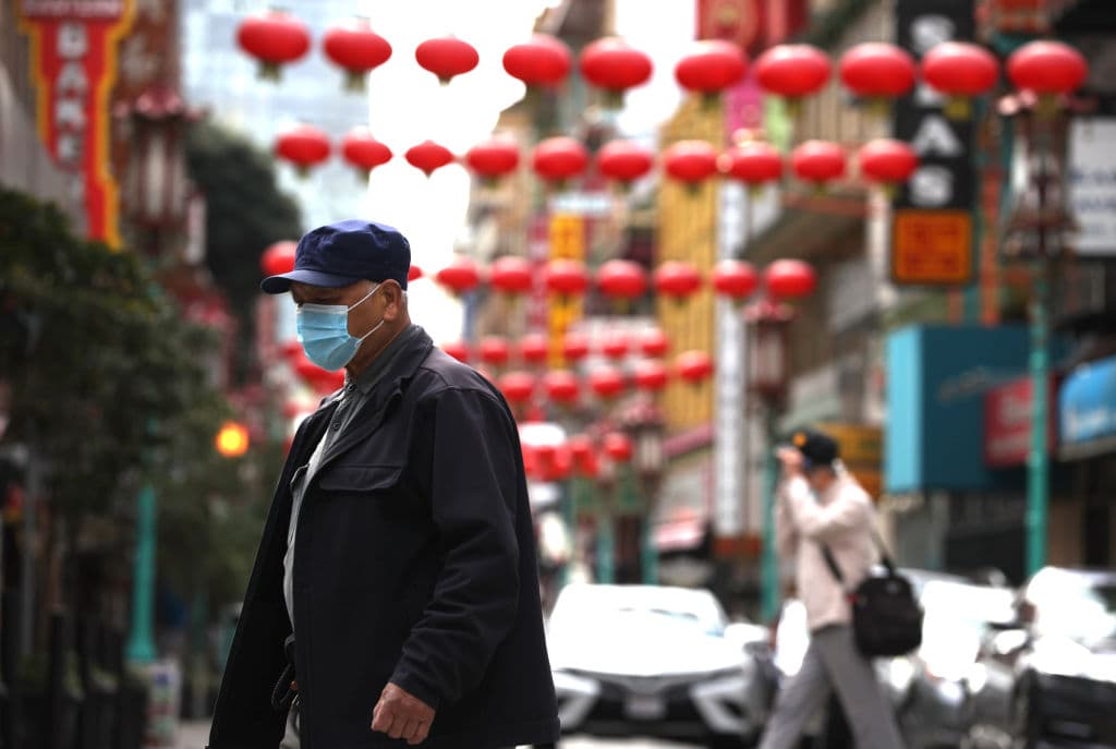 Biden también mencionó el aumento de actos racistas en contra de las personas de origen asiático en EEUU, que ha registrado un preocupante aumento desde el inicio de la pandemia, especialmente después de que el propio Trump se refiriera en varias ocasiones al coronavirus como “el virus chino”. El presidente dijo que estas acciones “no eran estadounidenses” y “deben parar”.
<br>
<br>En la imagen, el Barrio Chino de San Francisco, donde Vichar Ratanapakdee, un norteamericano de origen tailandés de 84 años, 
<a href="https://edition.cnn.com/2021/02/16/us/san-francisco-vicha-ratanapakdee-asian-american-attacks/index.html" target="_blank">fue asesinado en febrero pasado</a> cuando iba caminando por la calle. Un desconocido lo golpeó y lo hizo caer el piso. 
<br>