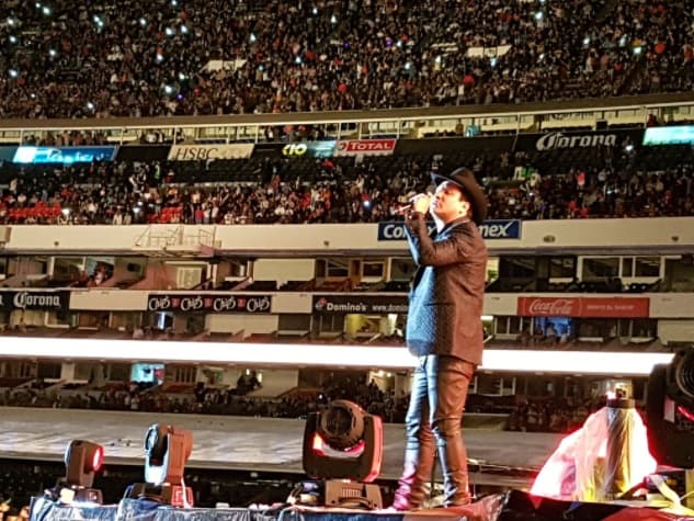 Julión no le falló a su gente y un coro monumental lo acompañó a cantar un par de temas.