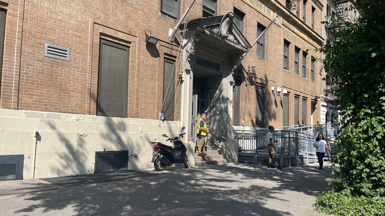 Dos días después de que los inmigrantes llegaran a la antigua cárcel de Harlem, 
<a href="https://www.univision.com/local/nueva-york-wxtv/nueva-york-evacuan-inmigrantes-carcel-harlem-albergue-presuntamente-estallaron-tuberias" target="_blank">debieron ser evacuados por el presunto estallido de unas tuberías</a>. Algunos solicitantes de asilo fueron llevados a Albany y otros a una antigua iglesia católica en East Village.