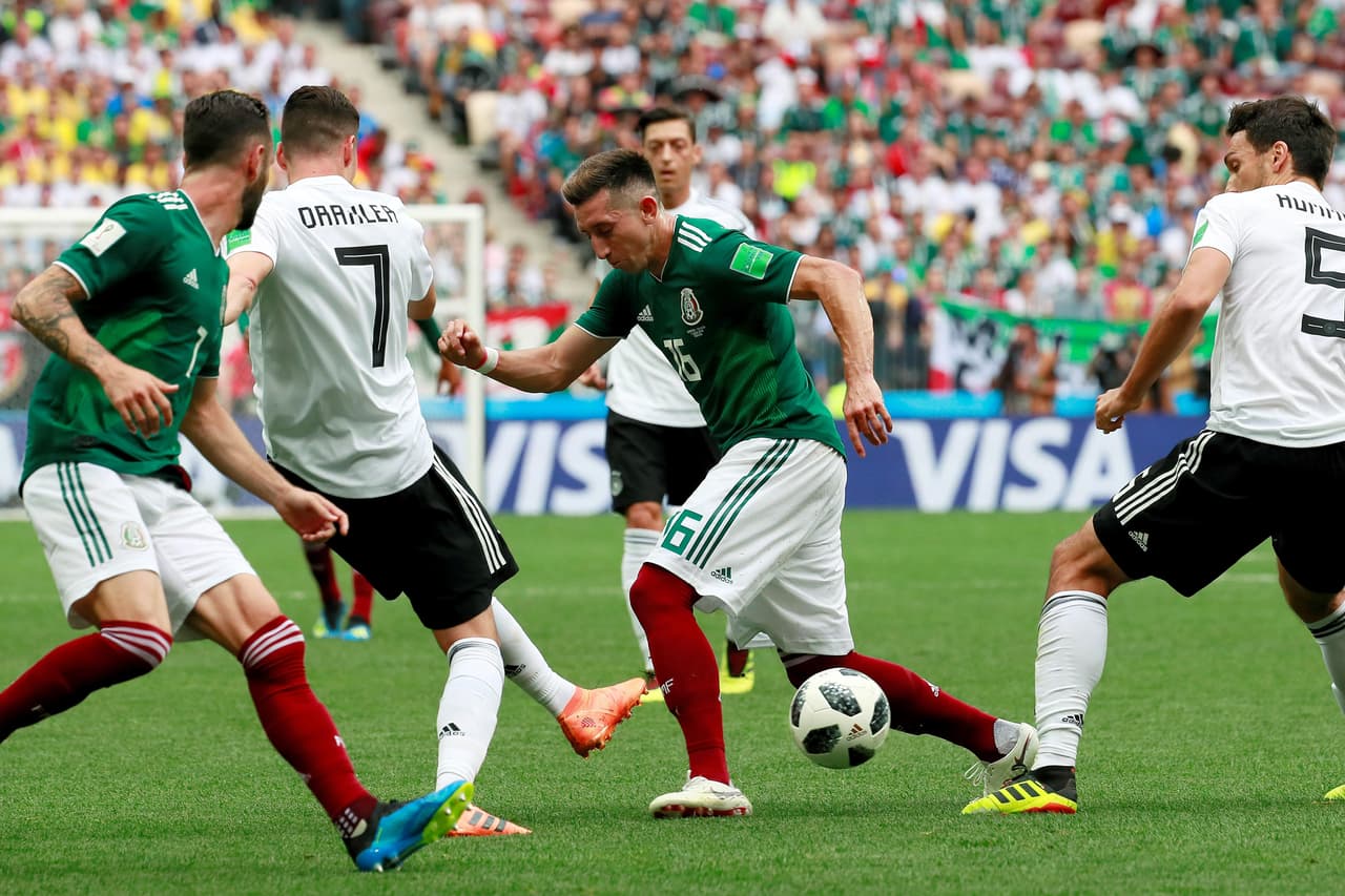 Héctor Herrera tuvo un buen partido en la salida de México, con eficiencia para pasar y recuperar.