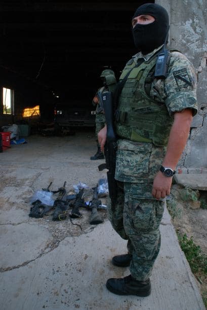 "Nuestra familia vive con mucho miedo. Hay noches que el tableteo (sonido) de las armas no nos deja dormir y solo rezamos para que sus balas no atraviesen las paredes de la casa", dijo un empresario que prefirió omitir su nombre ante posibles represalias. La pisma Hillary Clinton reconoció que el 90% de armas que usan los narcos provienen de EU.