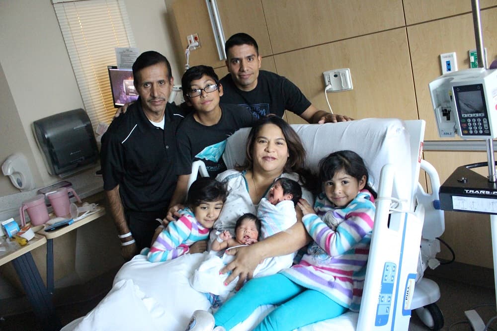 Nicole Pérez y su esposo José, junto a seis de sus 11 hijos.