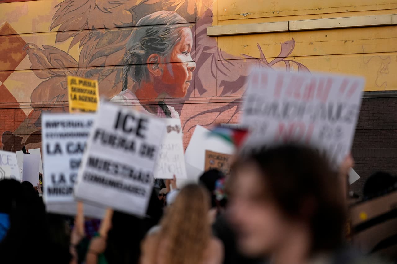 Ante esto, los agentes
<b> lanzaron gases lacrimógenos. </b>Las autoridades creen que fue en ese momento que 
<b>se vandalizaron 3 vehículos de la Policía. </b>
<br>
<br>"Es lamentable que haya agitadores dentro del grupo, porque creo que esto 
<b>perjudica el derecho de las personas a reunirse</b>", dijo Kissel, según el reporte de 
<i>11Alive</i>. El portavoz incluso comentó que los organizadores de la manifestación ayudaron a los agentes a contener a las personas.