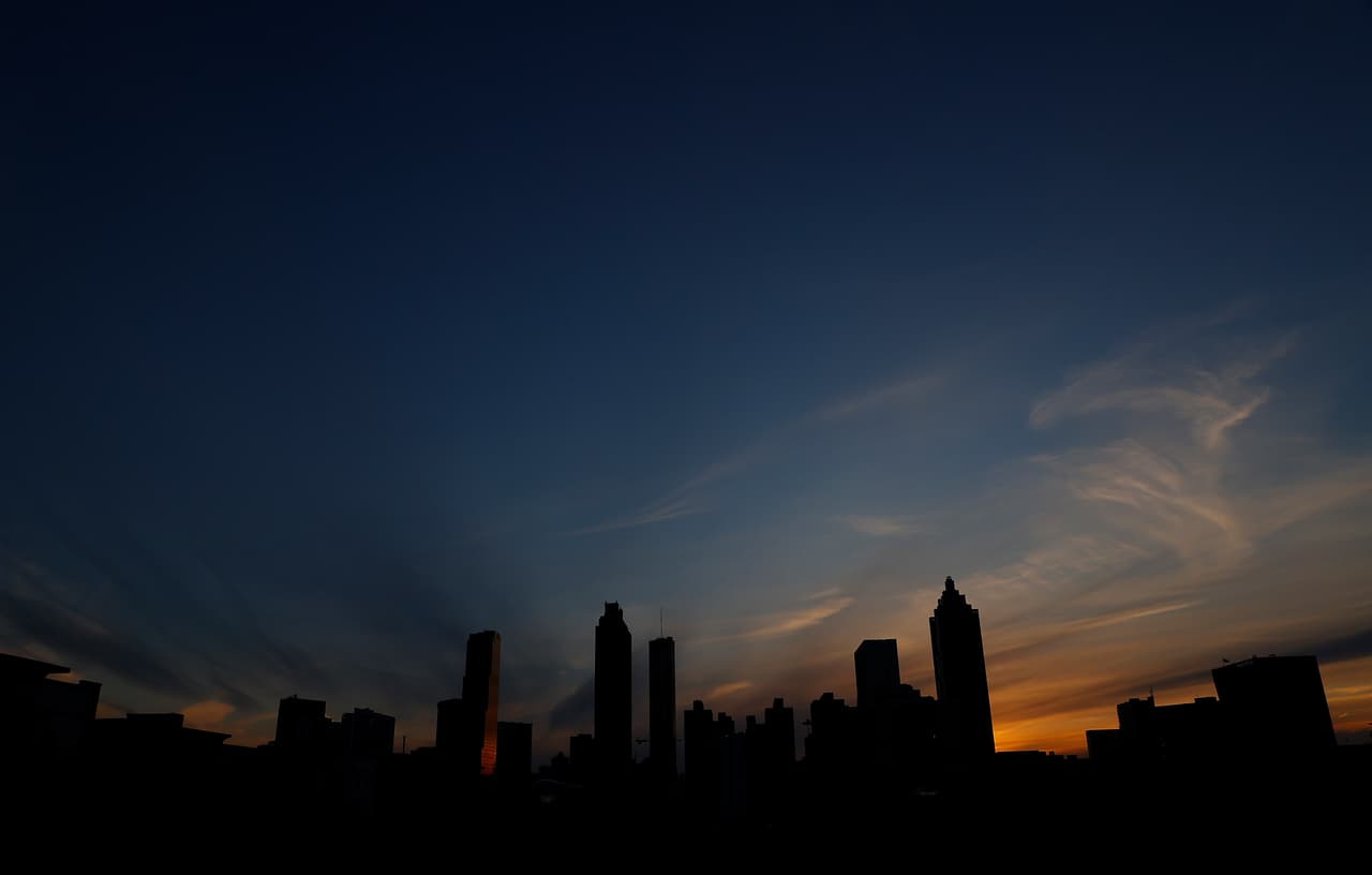 <b>ATLANTA</b>. Es la capital y ciudad más grande de Georgia, es una ciudad moderna y extensa con tres horizontes urbanos que se elevan desde el paisaje pintoresco de colinas, bosques de pinos, magníficos robles viejos y magnolios y melocotoneros encantadores. Las principales atracciones de la ciudad son el World of Coca-Cola, el CNN Center y el Georgia Aquarium, que cuenta con el acuario interior más grande del mundo. Otros lugares importantes de interés incluyen el hogar de la infancia, la iglesia y el lugar de descanso final de Martin Luther King, Jr.