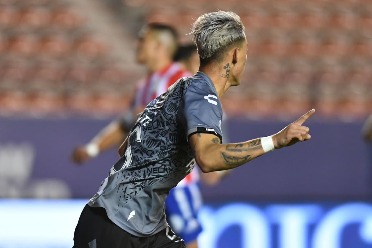 Cristian 'Chicote' Calderón, jugador del Necaxa (ahora de Chivas). tiene diversos tatuajes, uno de ellos es del Guasón.