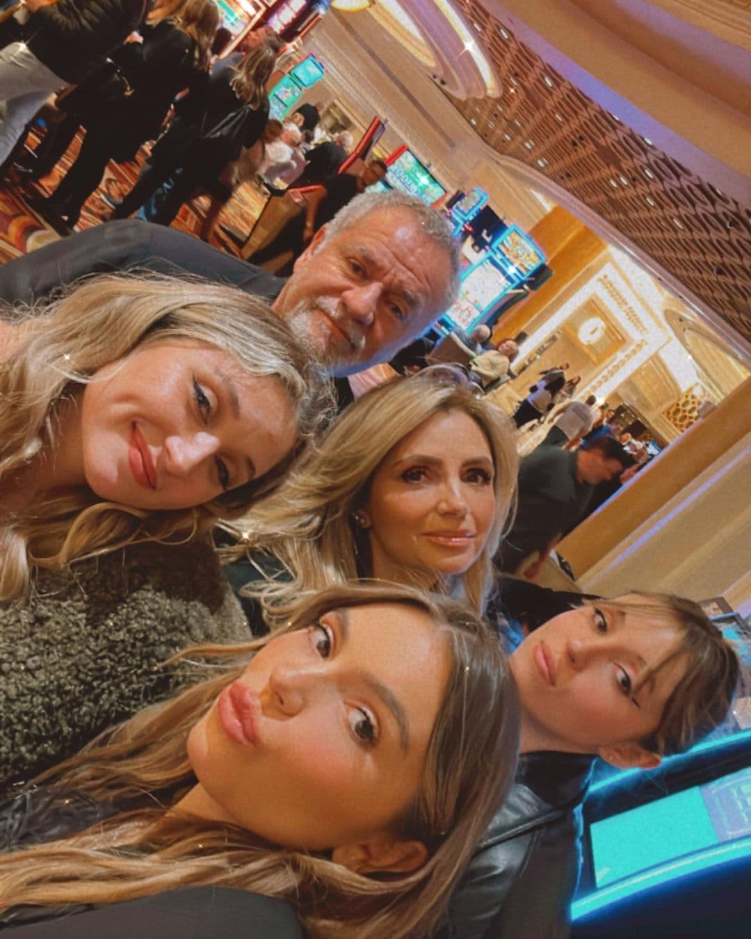 "
<b>Nosotros 5 juntitos para siempre</b>. Gracias por este gran viaje. Por más viajes y espressos martini", escribió Sofía Castro en la publicación que hizo en Instagram.
<br>