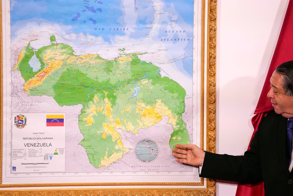 Venezuela mete en su mapa al Esequibo y se "anexiona" las dos terceras partes de su vecina Guyana, ¿presagios de guerra?
