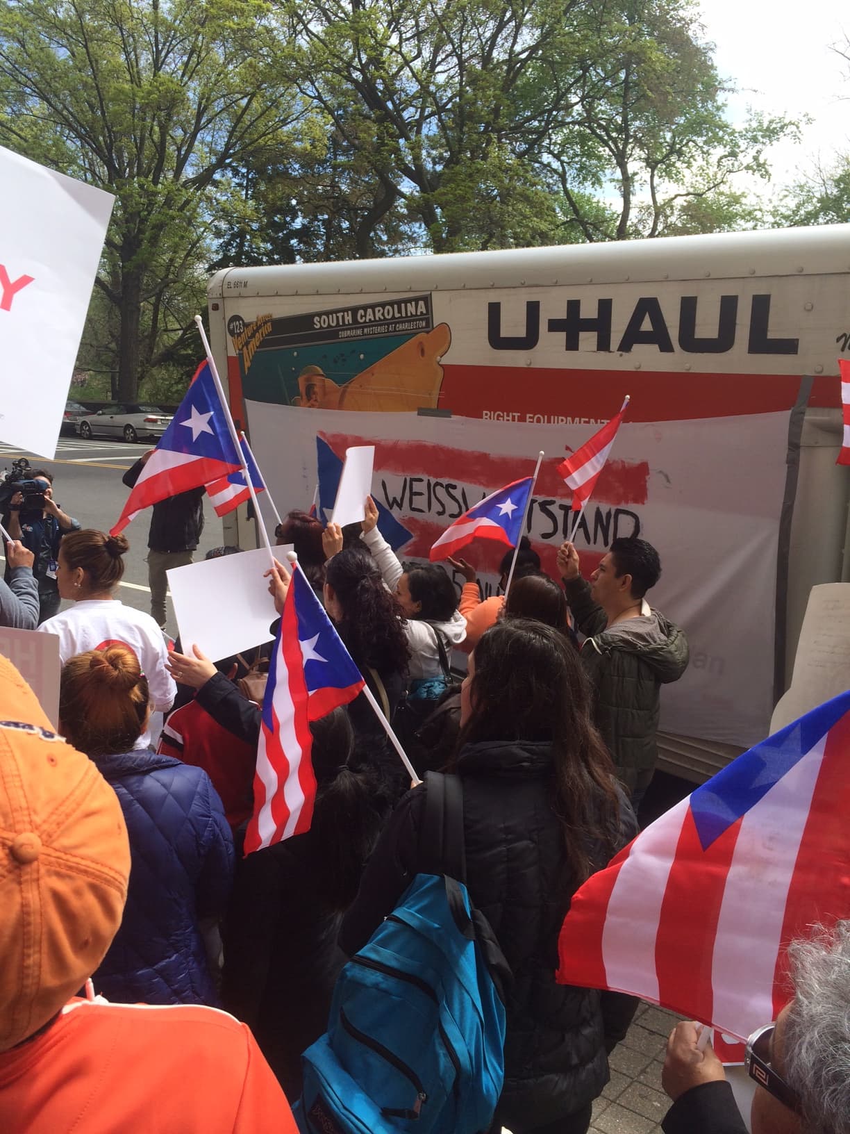 Protesta frente al edificio donde reside Antonio Weiss