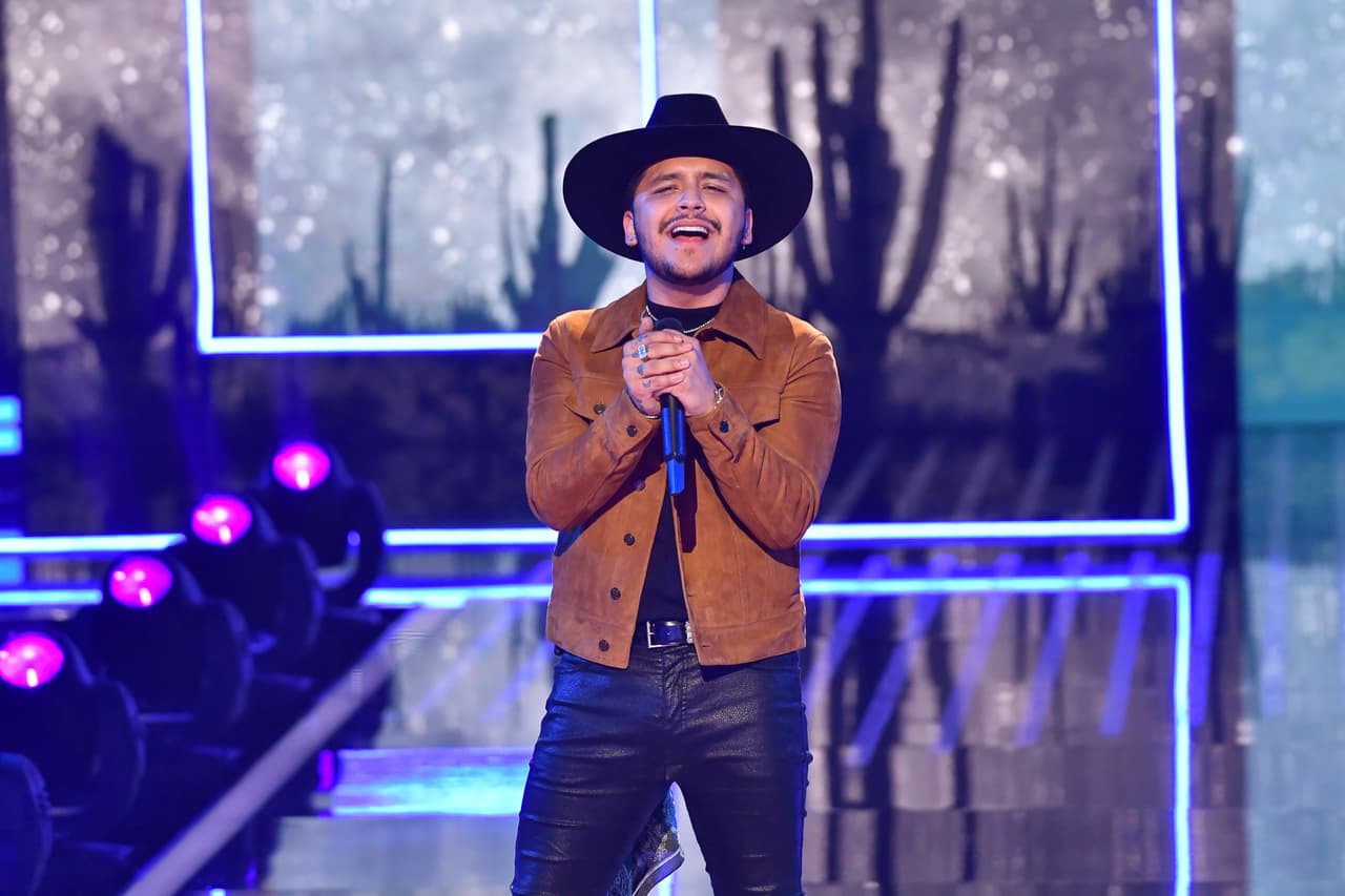 Continuó: "Yo también te pienso cada vez un poco más, y tu boca imagino que comienzo a besar".