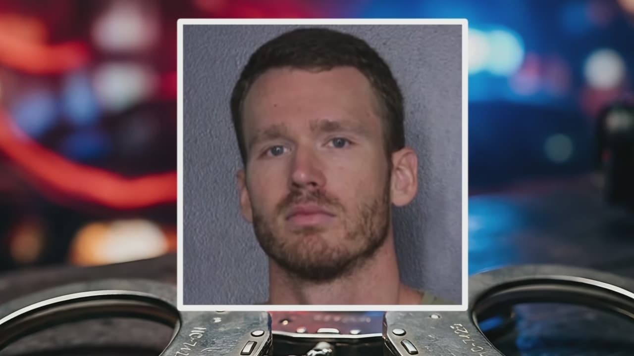 Arrestan a agente de policía en Florida acusado de robar la casa e identidad de un hombre fallecido
