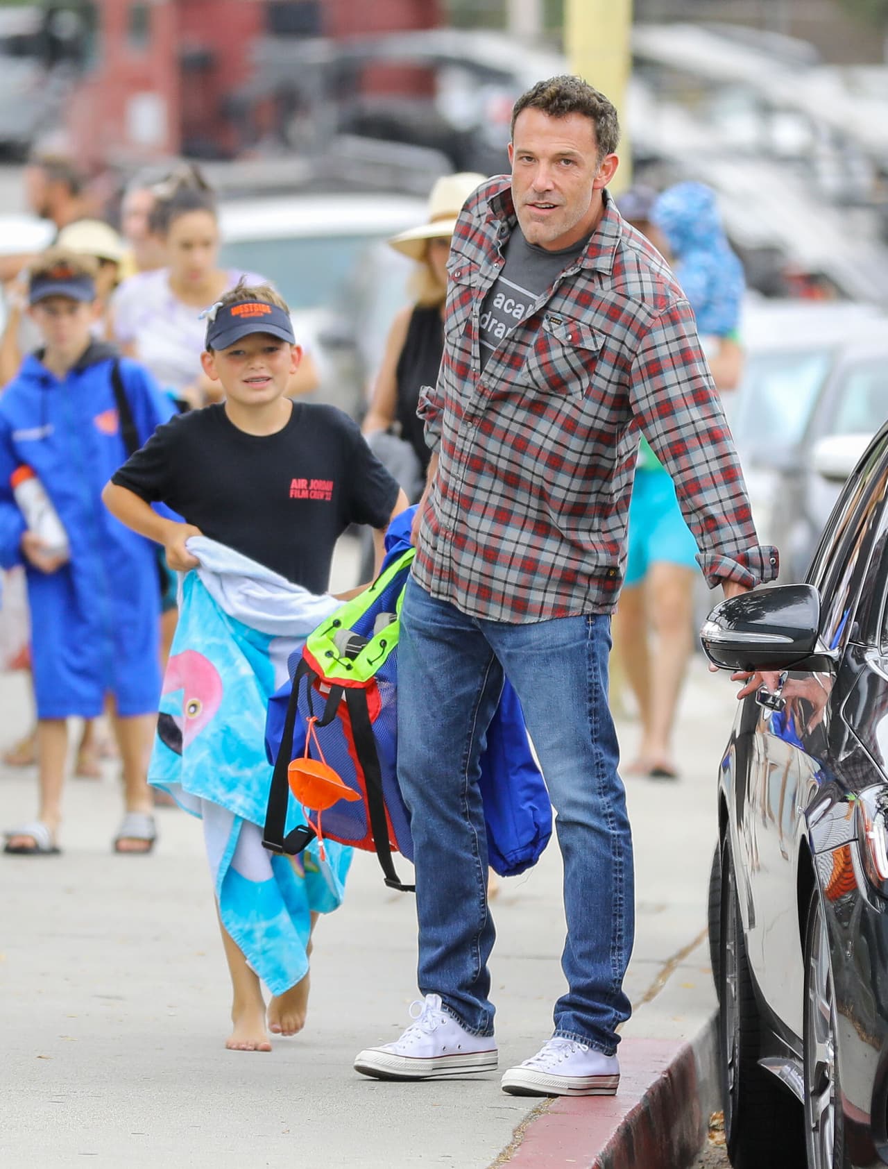 De acuerdo con un reporte del Daily Mail de este lunes 1 de agosto, 
<b><a href="https://www.univision.com/famosos/hijos-de-ben-affleck-y-jennifer-garner-fotos" target="_blank">Garner y Affleck fueron vistos con su hijo Samuel</a></b>, de 10 años, llevándolo a una piscina en Pacific Palisades, en Los Ángeles, en donde se vive una intensa ola de calor. 
<br>