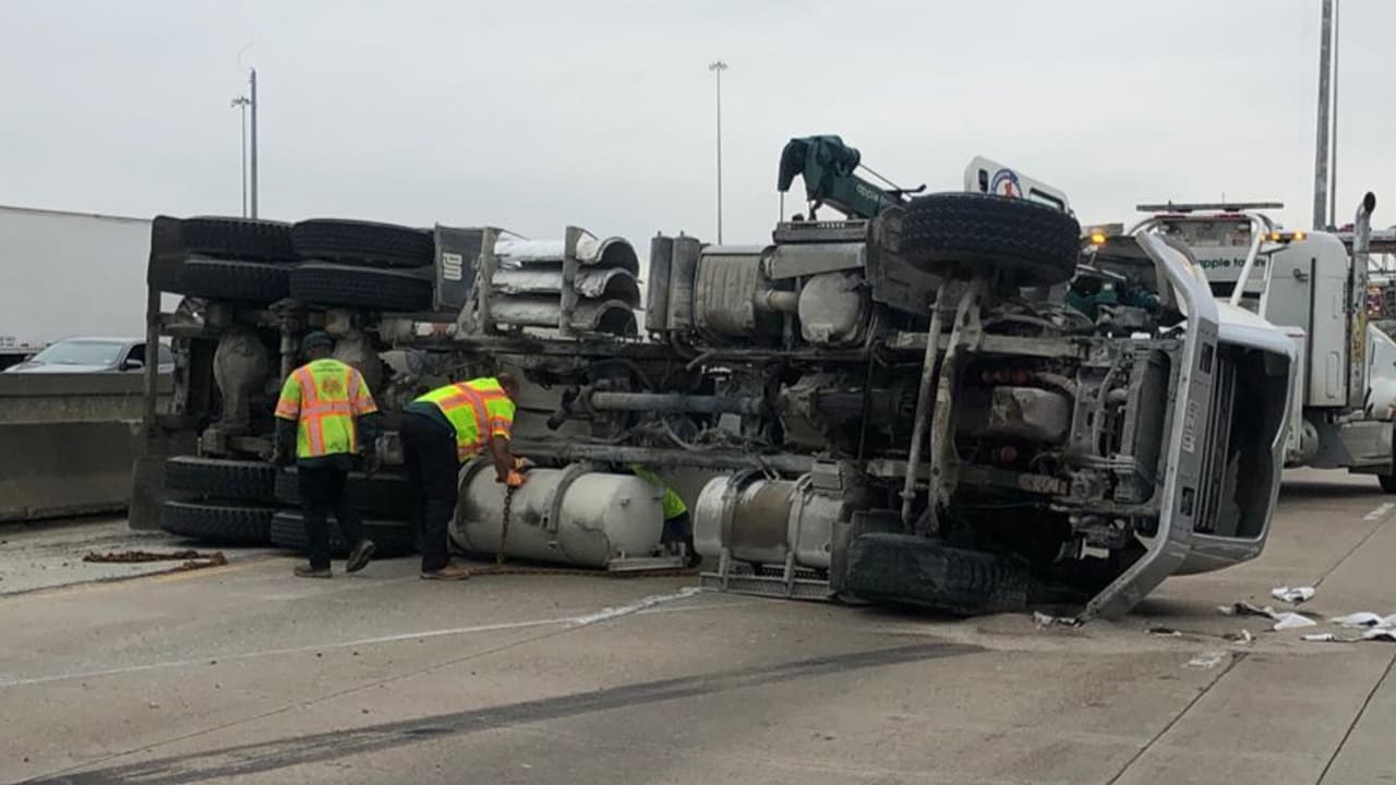 Cierra un tramo del periférico 610 Sur hacía el oeste, cerca de la I-45, tras volcadura de un camión