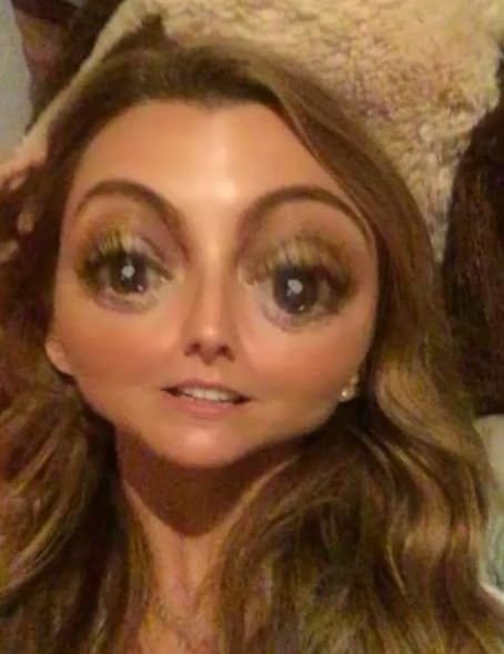 Por si fuera poco, esta curvilínea mujer no se despega de Snapchat y así transforma su rostro.