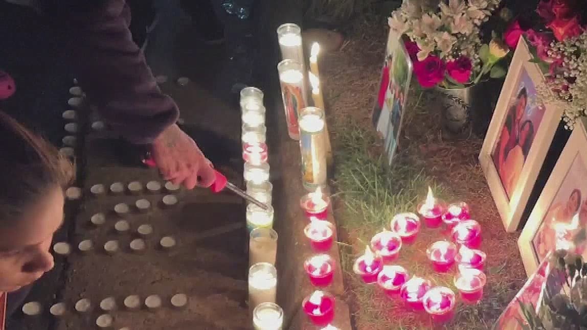 VIDEO: Decenas de personas se presentaron afuera de la casa donde vivían y fueron asesinados cuatro peruanos por uno de sus inquilinos en Woodbridge, Virginia. El sospechoso está bajo arresto sin derecho a fianza.