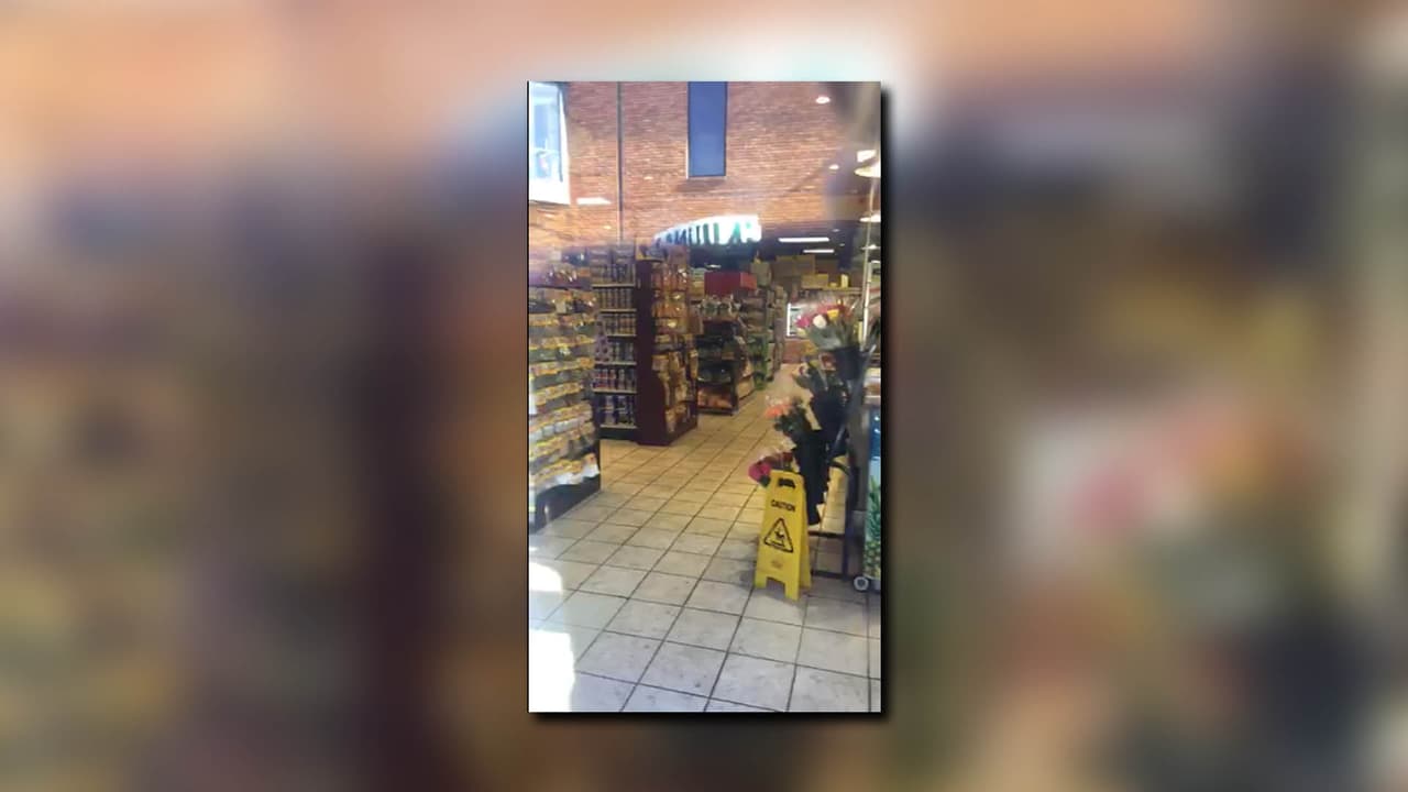 En otra sucursal, personas dijeron que agentes de ICE estaban entregando órdenes para comparecer ante jueces de inmigración a las personas que no lograban comprobar su estadía legal en Estados Unidos.