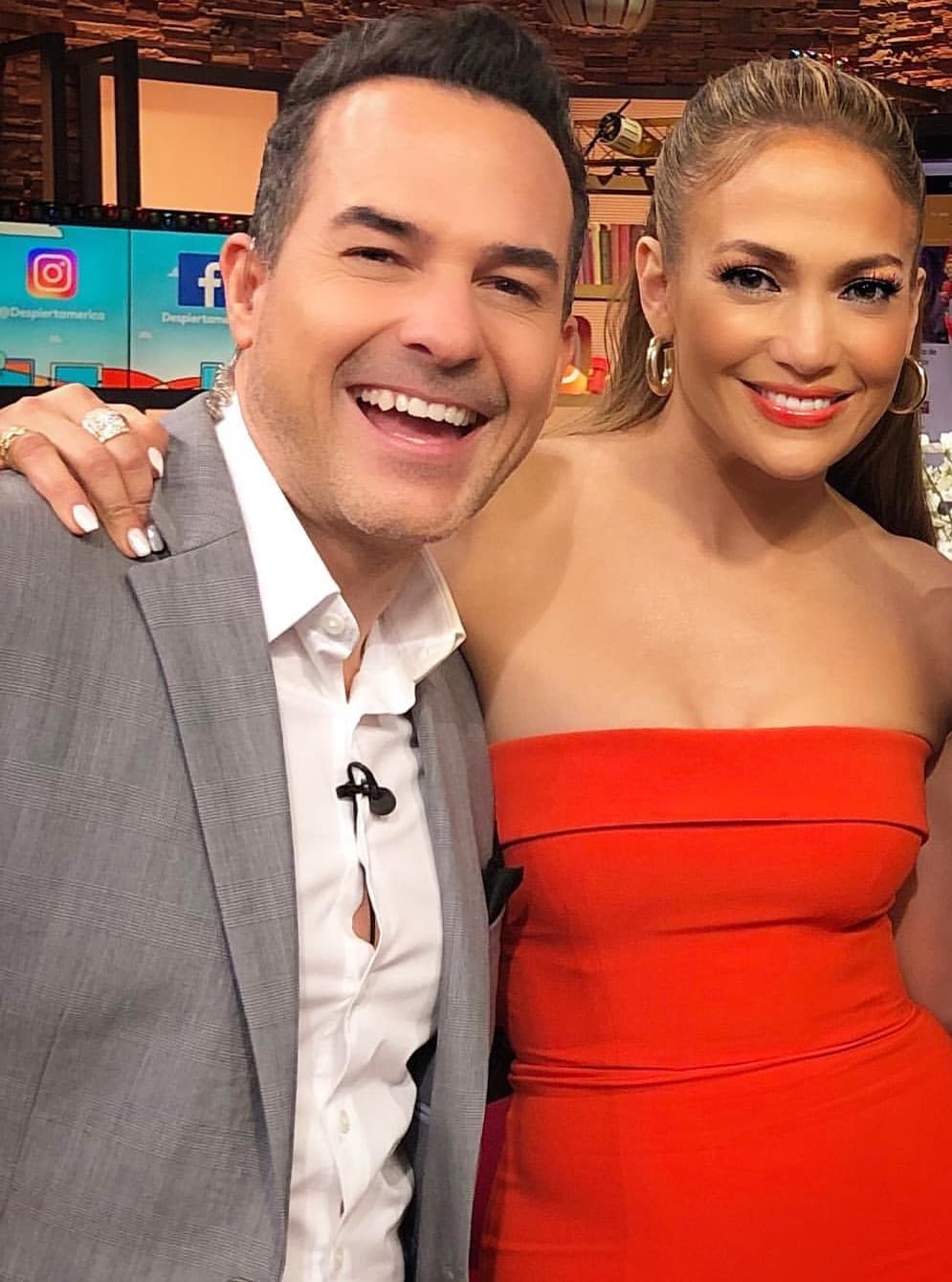 Carlitos Calderón fue otro de los afortunados en tomarse la foto con JLo, esta vez en diciembre del 2018 cuando la estrella de Hollywood estuvo ahí para promocionar su película 'Second Act'.
<br>