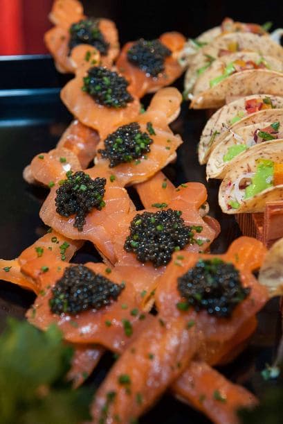 El reconocido chef Wolfang Puck durante la presentación de platillos y bocadillos para la 86 entrega de los premios de la Academia del Séptimo Arte. Sin duda un abanico de sabores, texturas y colores de degustarán a las estrellas y sin duda se llevarán las mejores críticas de la noche.