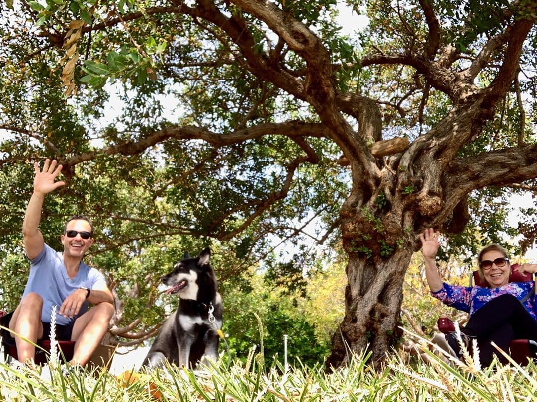 Carlitos disfrutó de mamá, pero esta imagen nos deja claro que con la sana distancia que se nos ha pedido.