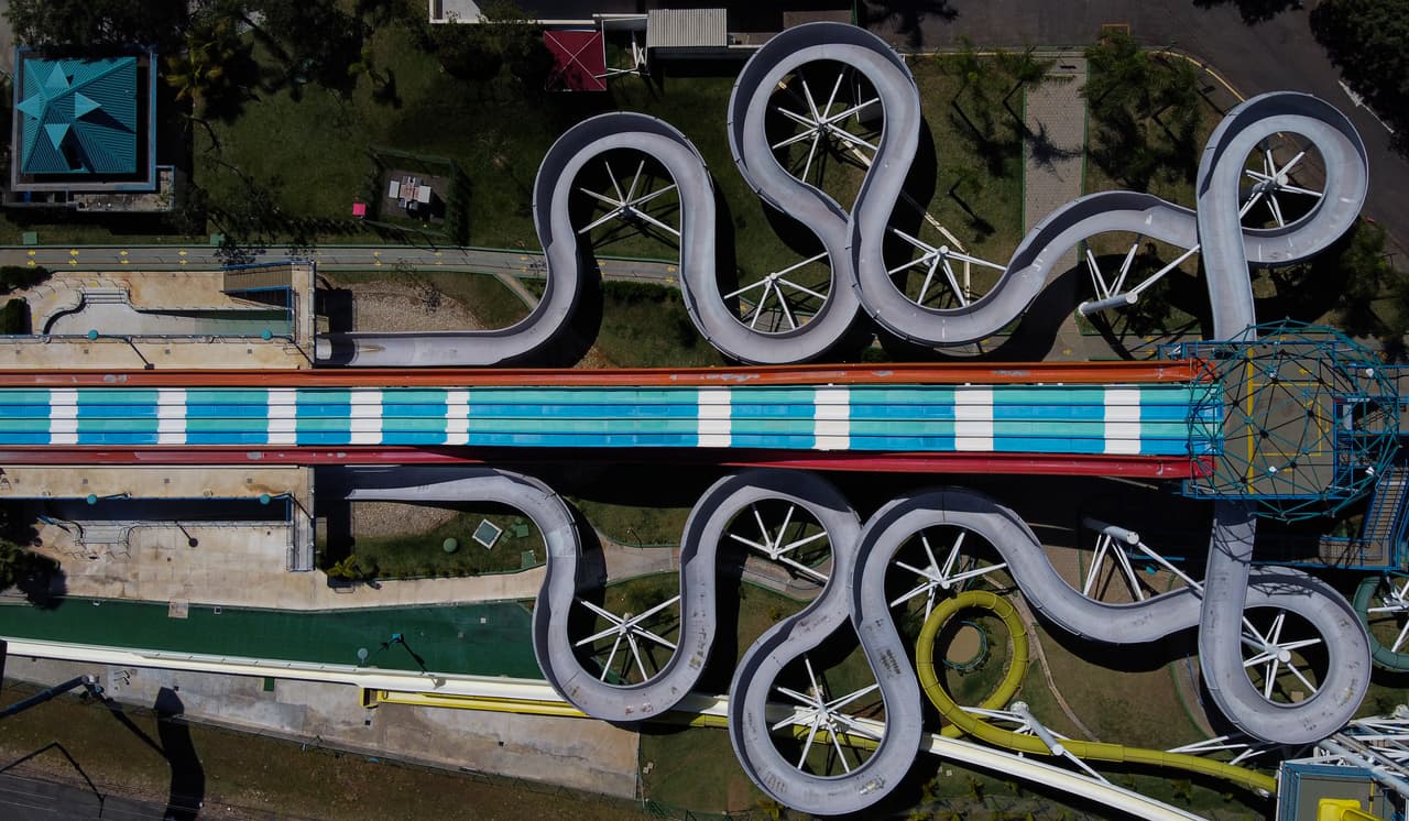 El parque acuático Wet'n Wild de Itupeva, Brasil, totalmente vacío. 11 de abril. Vea aquí como España
<a href="https://www.univision.com/noticias/salud/cuidados-intensivos-en-una-biblioteca-asi-expande-espana-su-capacidad-de-atencion-medica-por-el-coronavirus-fotos-fotos"> expande su capacidad de atención médica</a> convirtiendo una biblioteca en una unidad de cuidados intensivos