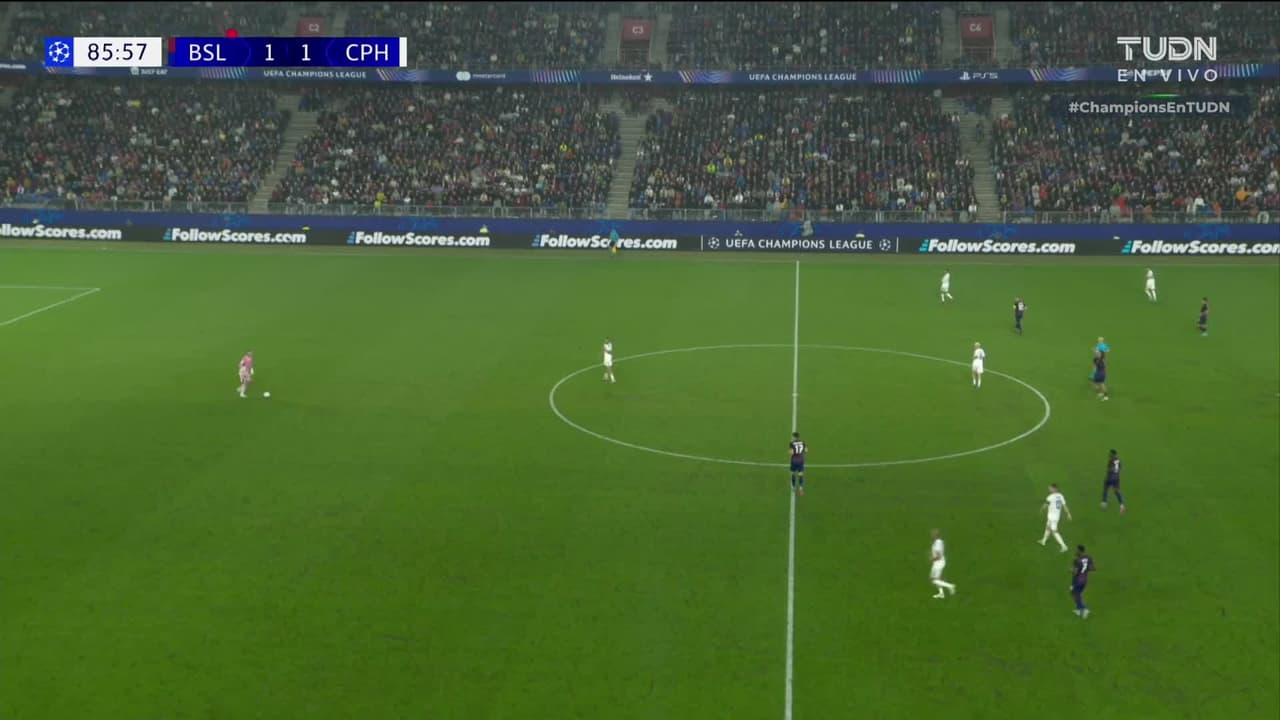 ¡GOL!  anota para FC København. Andreas Cornelius