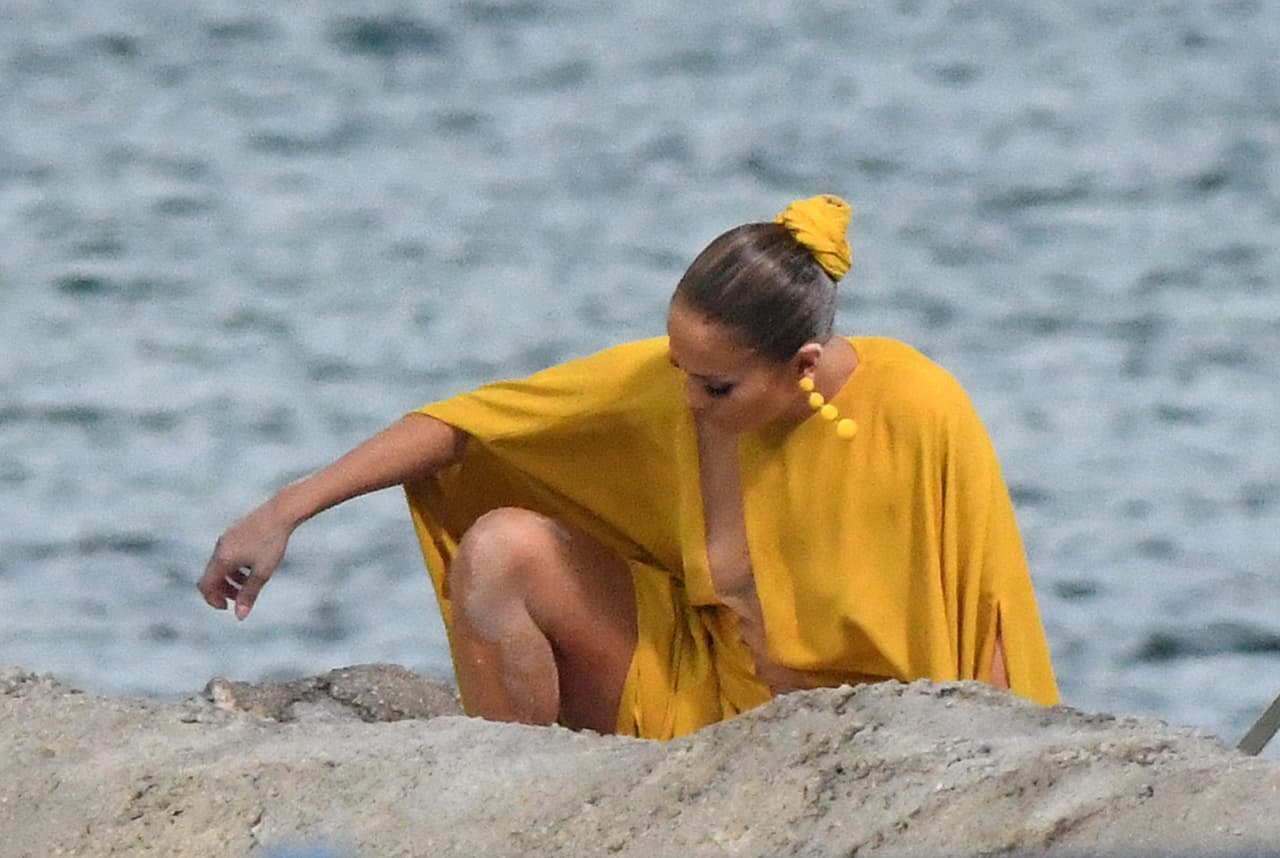 Jennifer López estuvo sola en las escenas que tenían el mar de fondo.