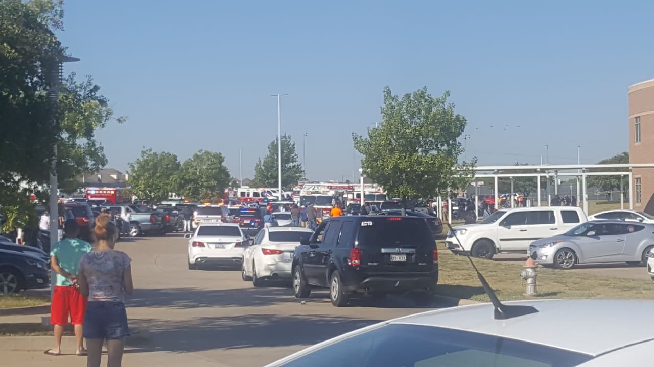 <a href="https://www.univision.com/local/dallas-kuvn/cierran-escuela-preparatoria-por-tiroteo-activo-en-mansfield">Autoridades cerraron la escuela Timberview</a> High School, del Distrito Escolar de Mansfield, este miércoles por la mañana tras un tiroteo que dejó al menos cuatro personas heridas, según la policía.
