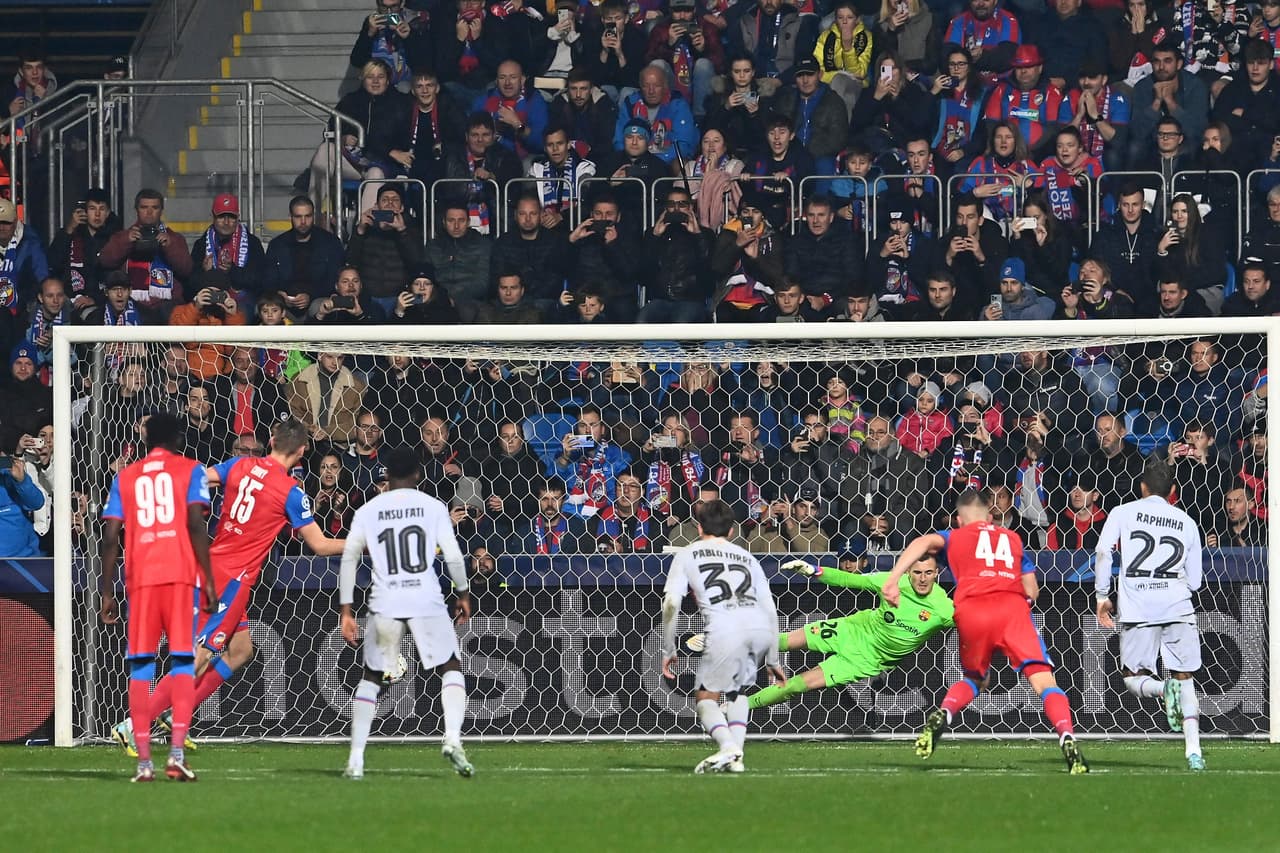 Barcelona goleó 2-4 al Viktoria Plzen en la Doosan Arena de República Checa con un doblete de Ferran Torres y goles de Marcos Alonso y Pablo Torre en la Jornada 6 de la Champions League.