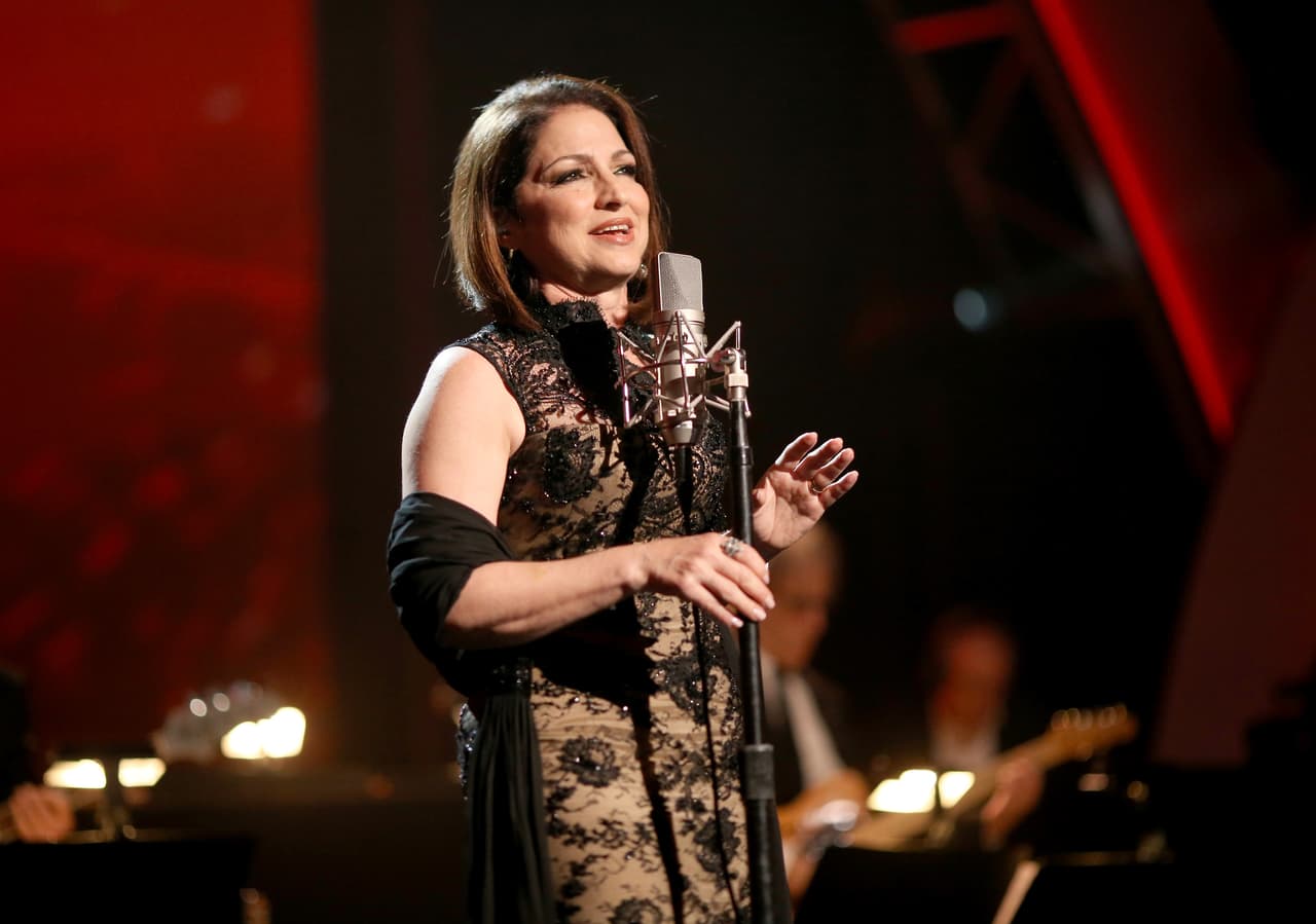 Con el éxito de su disco 'Miss Little Havana', Gloria Estefan se unió a Banda El Recodo para realizar un remix del tema 'Hotel Nacional' en 2012.