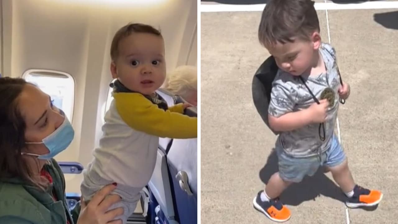 Niño presume a pasajeros de avión su nueva mochila