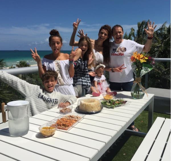 Alan Tacher tiene cuatro hijos. Hanna, Nicole y Alex de su primer matrimonio, y Michelle con su actual esposa, Cristina Bernal.