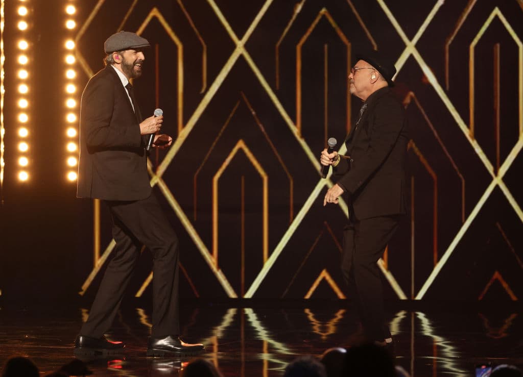 Dos grandes estrellas de la música latina: Juan Luis Guerra y Rubén Blades en el homenaje a Carlos Vives.