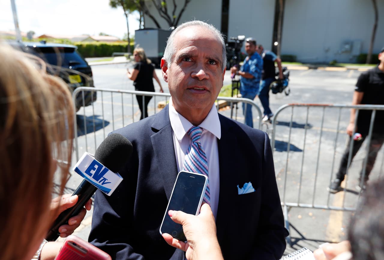 El productor y compositor cubano Mario Martinelli lo recordó como una “bella persona” y un “gran artista”. “Nunca cambió su manera de ser”, dijo antes de entrar a la funeraria. “Era una persona humilde”.