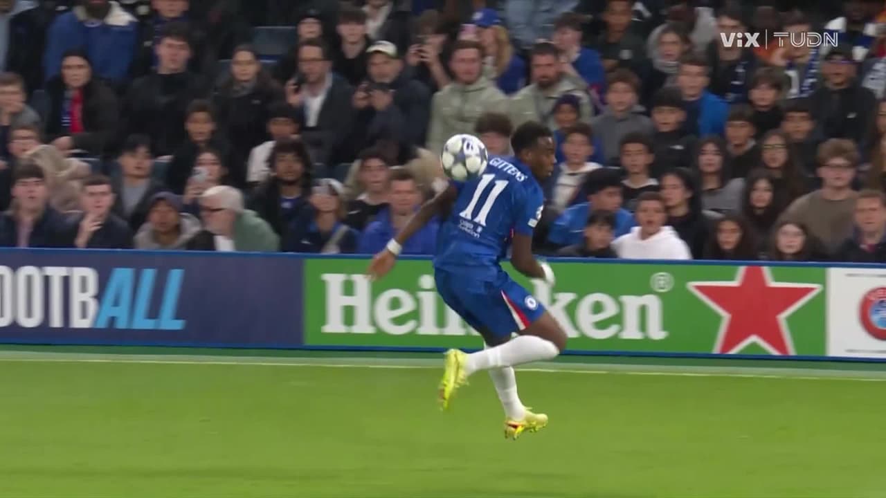 ¡Jugada épica! Jamie Bynoe-Gittens baja la pelota con la joroba