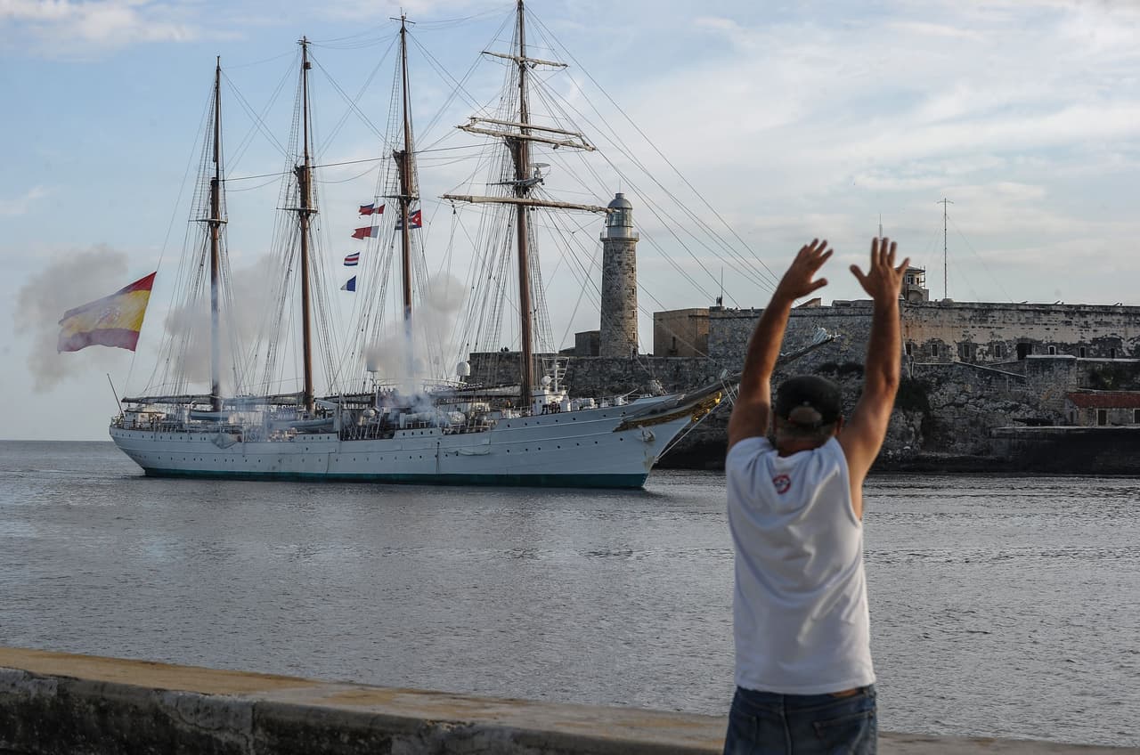 Un cubano saluda al buque escuela de la Armada española Juan Sebastián Elcano. Continuará su viaje a los puertos estadounidenses de Miami y Baltimore, antes de retornar a España.