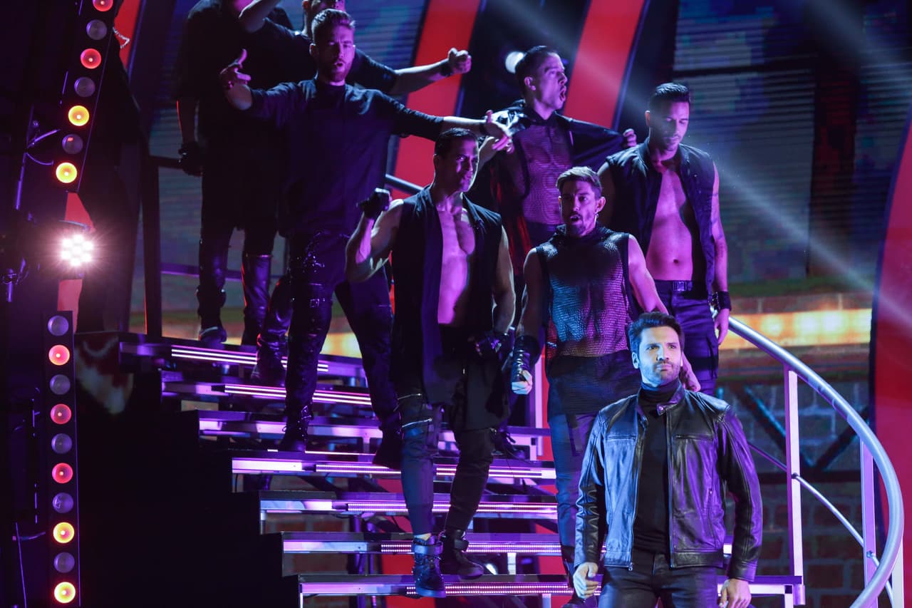 En este número, el Chef Yisus y Pedro Moreno acompañaron a Adrián Lastra en el duelo, pues es el único hombre que queda en la competencia. En la increíble coreografía que presentaron enseñaron algo más que pasos de baile.