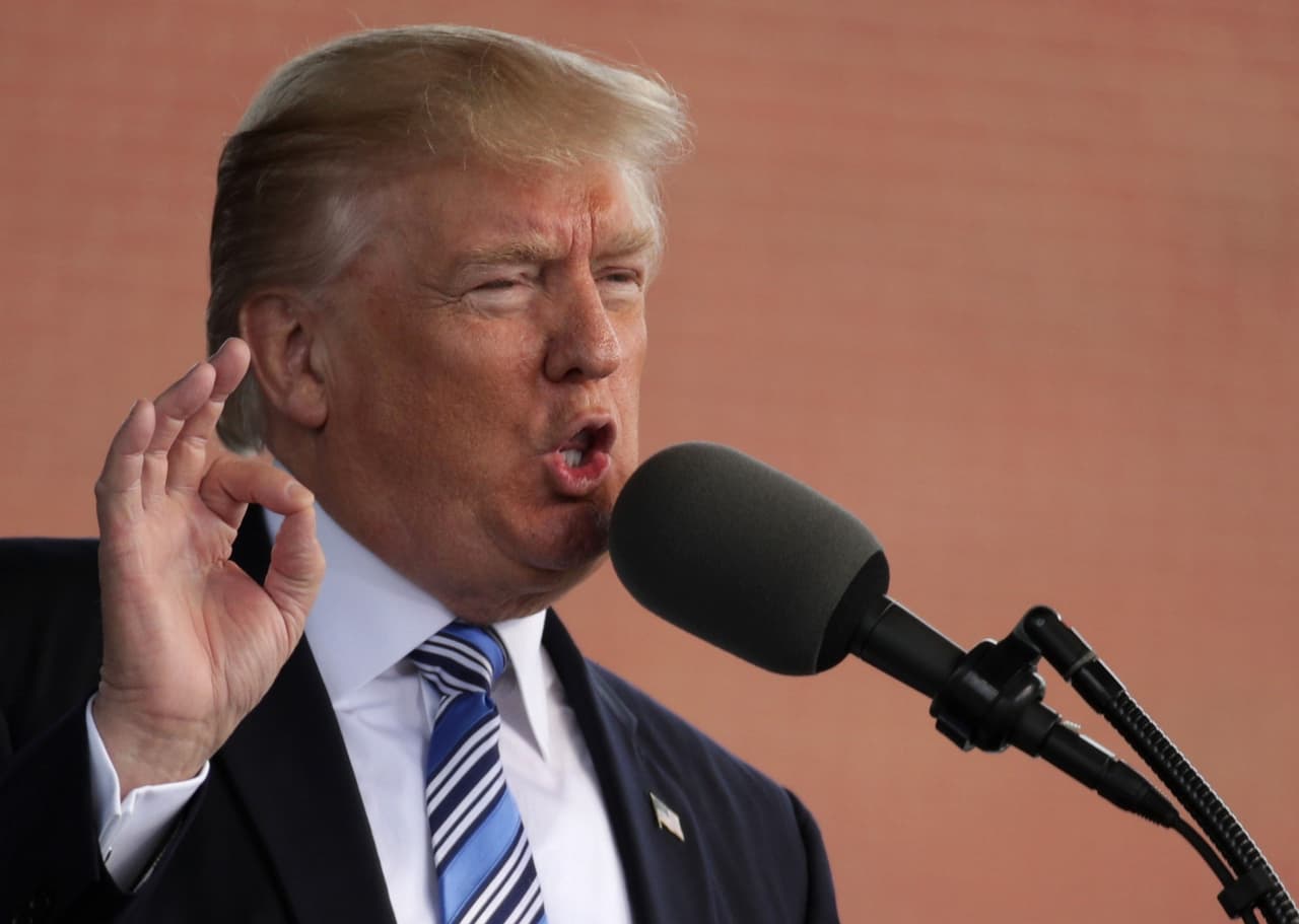 "Sé que cada uno de ustedes será un guerrero de la verdad, de nuestro país y de su familia", pronunció el presidente Donald Trump en Liberty University.