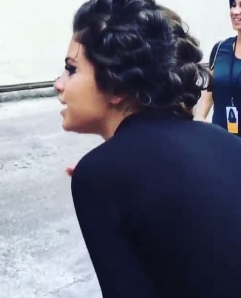 También nos mostró un poco de lo mucho que quiere a sus fans, a quienes espera en todo momento.